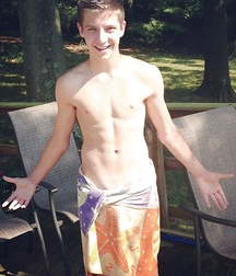 Boy without shirt 5a00afe6035eb.jpg