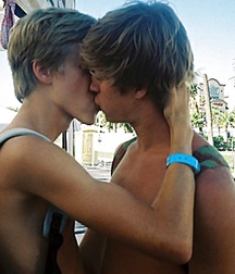 Kiss 5a0182aee9d31.jpg