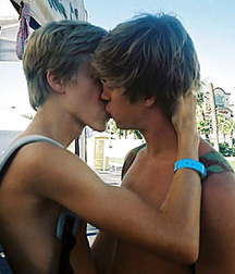 Kiss 5a0182b3e2a46.jpg