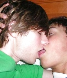 Kiss 5a0182beaf74d.jpg
