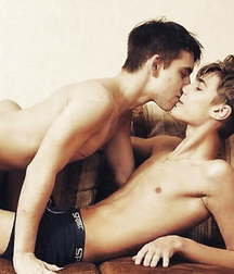 Kiss 5a0182d831568.jpg