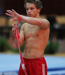 Boy with beautiful upper body 5a0851eb7676f.jpg