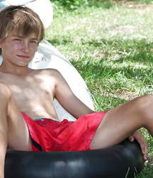 Boy with beautiful upper body 5a0851f1865b4.jpg