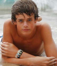 Boy with beautiful upper body 5a0851f6d860c.jpg