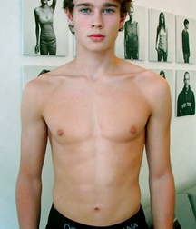 Boy with beautiful upper body 5a0851f7ca1e2.jpg