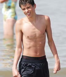 Boys 2 5a3ef9f085325.jpg