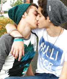 Kiss 2 5a5398b277f9c.jpg