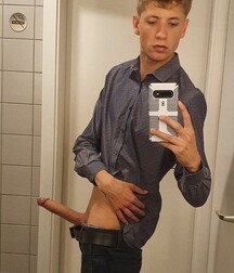 Selfie Guy with hard cock Gay Porn tube 61aa29dc07584.jpg