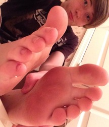 Socks, Feet & Sneakers 5b9101d703a48.jpg