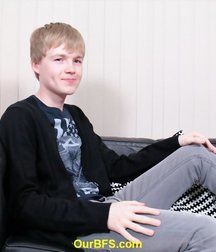 Blond and cute 5e0a0a2232372.jpg