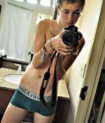 Selfie hotties!  5920678739fa7.jpg