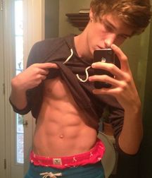Selfie hotties!  59206789c44f9.jpg