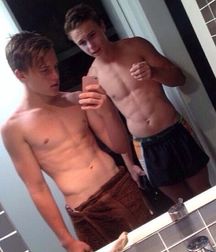 Selfie hotties 4!!   59257f37285a5.jpg