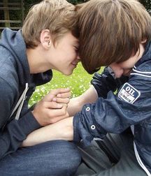 Cute boys in Love!  592c687337b67.jpg