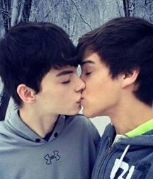 Cute boys in Love!  592c687c9da34.jpg