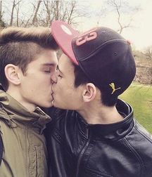 Cute boys in Love!  592c688a830e7.jpg