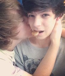 Cute boys in Love!  592c68959f609.jpg