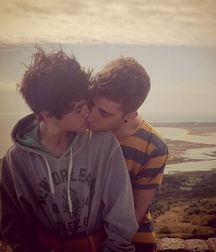Cute boys in Love!  592c6896ad4c8.jpg