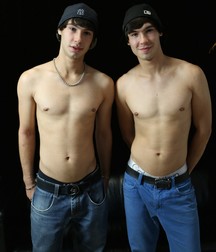 Twins 596b9f0433489.jpg