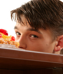 Leo adds cream to a cake 5c1a04fdc2a4a.jpg