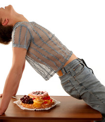 Leo adds cream to a cake 5c1a050e6e65d.jpg