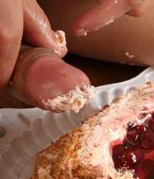 Leo adds cream to a cake 5c1a062a22f8e.jpg