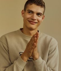 Josha Stradowski 5ccb714a5f462.jpg