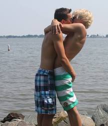 Kiss & Love 2 5cf10fd89b43e.jpg