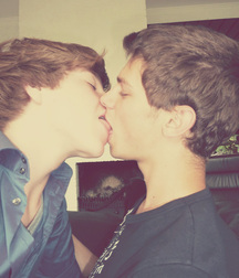 Kiss & Love 2 5cf10fe367e13.jpg