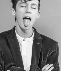 Out and famous 2--Troye!! 5a2d8cc9e0f57.jpg