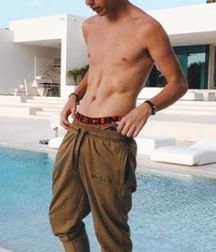 Famous and shirtless! 5bb8e6592991d.jpg