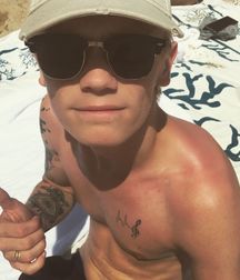 Famous and shirtless! 5bb8e65d07db2.jpg