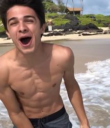 Famous and shirtless! 5bb8e660ddaa6.jpg