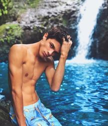Famous and shirtless! 5bb8e661eef34.jpg