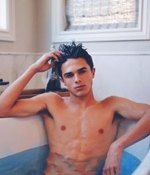 Famous and shirtless! 5bb8e66307ade.jpg
