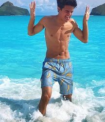 Famous and shirtless! 5bb8e6643b992.jpg
