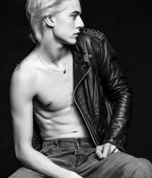 Lucky Boy!! 5bb8e712a81be.jpg