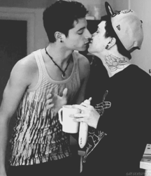 Boys in Love!! GIF boys!! 5bccf0c18e732.gif