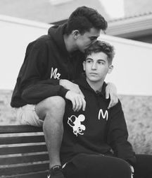 Boys In Love!! Black and White!! 5bccf44c1d8a3.jpg