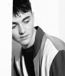 Out and Famous 5!! Greyson!! 5bf498965b365.jpg