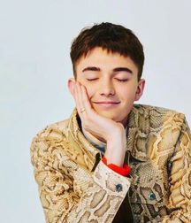 Out and Famous 5!! Greyson!! 5bf498979d849.jpg