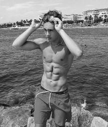 shirtless beauties 594fdee02051b.jpg