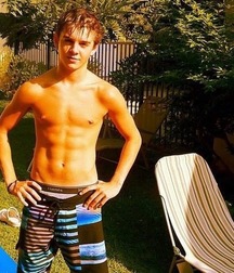 shirtless beauties 594fdee5ae4c2.jpg