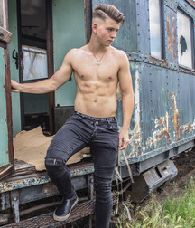 More weekend hotties... 59ab92b83a911.jpg