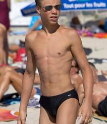 Bare chests and mostly speedos... 59d4526c51448.jpg
