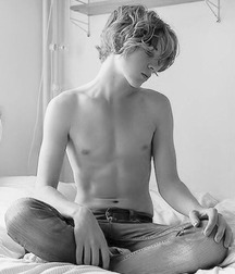 Mostly abs, nipples, and belly buttons..... 5a0e02f43e92a.jpg