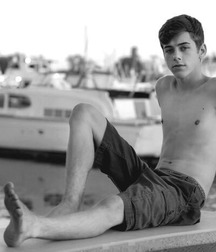 Mostly abs, nipples, and belly buttons..... 5a0e02f6bb5c0.jpg