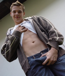 sexy hottie at home 5978d445cdd00.jpg