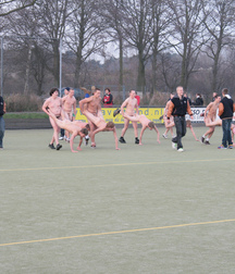 Nackt auf dem Sportplatz 597ac053cdc85.jpg