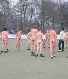 Nackt auf dem Sportplatz 597ac05dafcf9.jpg